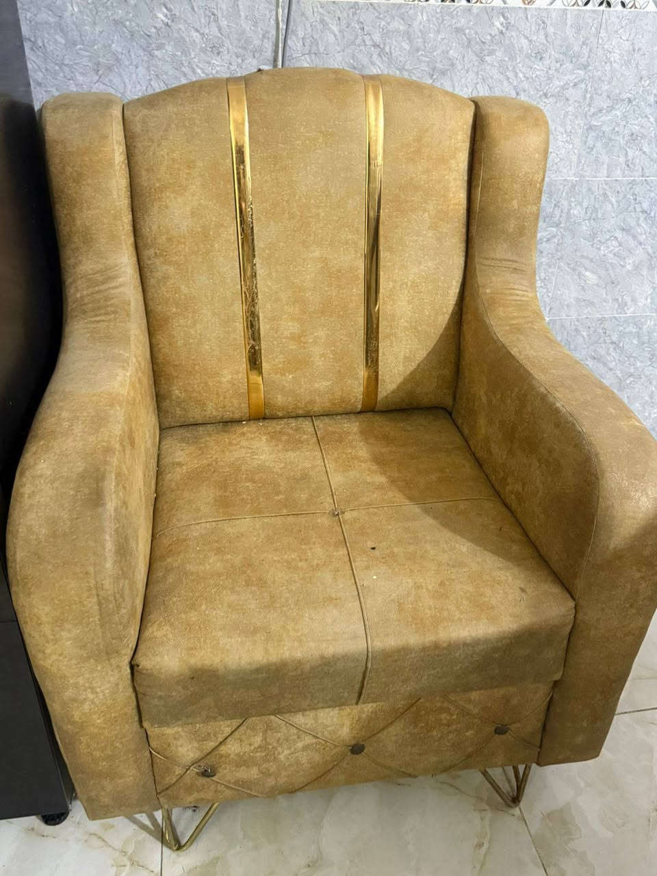 سلام عليكم تخم 10 مقاعد لونه ذهبي ويا وجهه تخم كامل ويا 8 كوشات
السعر 350الف
وبيه مجال للاستفسار الاتصال على الرقم ***********
