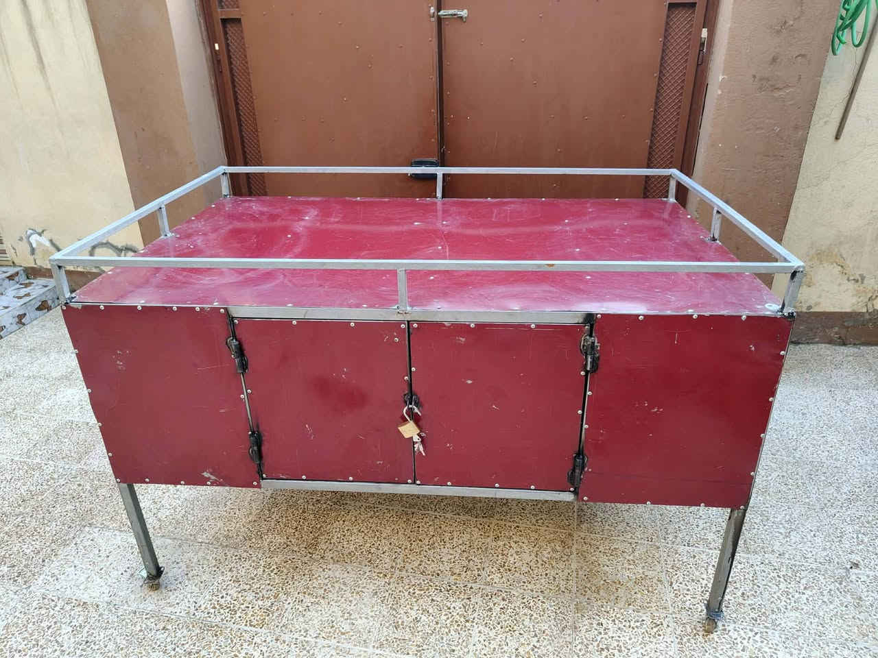 ميز للبيع السعر 200 
قياس  طول 187 عرض 110
ارتفاع 120 عنوان رشيديه


**إذا كنت صاحب هذا الإعلان وتريد حذفه لأي سبب، رجاءا أرسل رسالة إلى الدعم الفني**