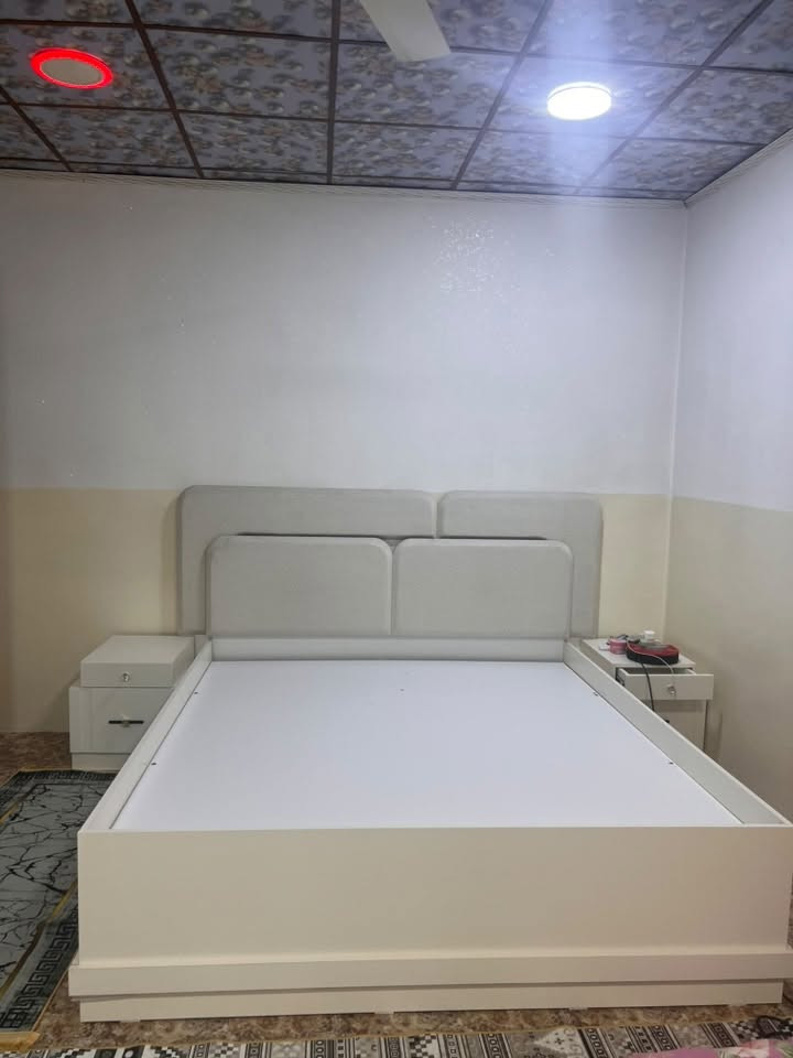 مستعمل اسبوع فقط للبيع
بيها انارات جوه التخم داخل الصندوق داخل ميز تواليت 
للاستفسار ***********
