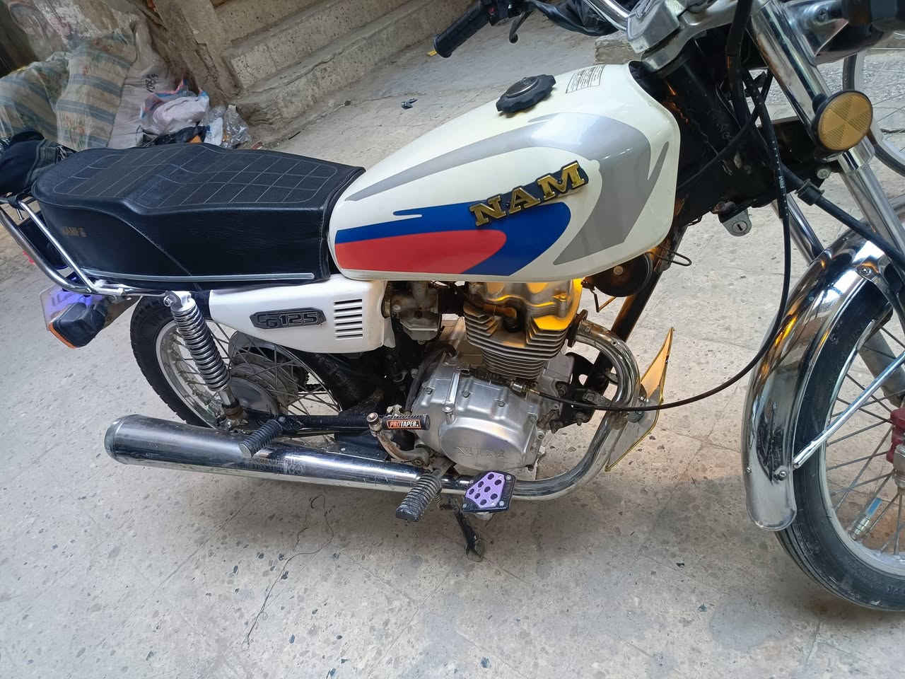 دراجه اصولي وكيل العارضي خان المخضر 
موديل 2023 والتعمير25 المحرك مامفتوح 
دراجه خير من الله وهاي النضافه كدامكم لا تنقص ولا ذب دهن *********** واتساب وفيس فقط 
سعر 900 وبيها مجال للشرايه يدلل
