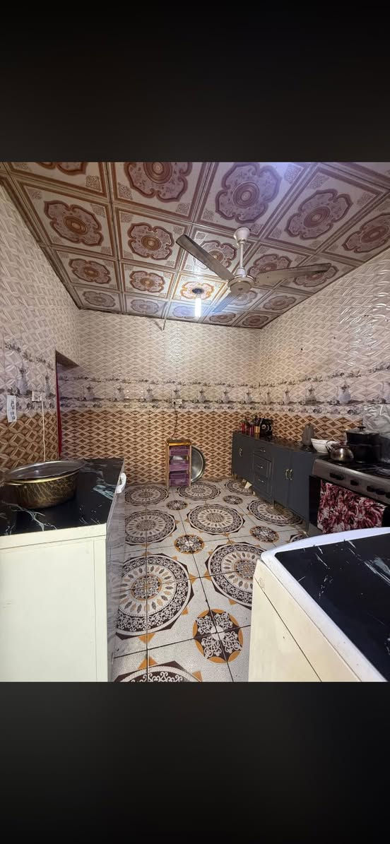 السلام عليكم 
دار سكن مساحه 120
يتكون 
1كراج
غرف منام 2 
استقبال 
ديوانيه
مطبخ 
حمامات خارجيه
سقف عكاده
شارع 10 متر
جميع الخدمات متوفره 
عوانه ابي الخصيب طريق الوسطي قرب مدارس طيور الخصيب
طابو سند 25 باسم عراقي
السعر 37 مليون وبي مجال
للاستفسار ‭0774 073 4732‬
