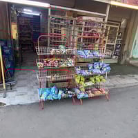 محل للبيع مكتمل من البضاعة يحتوي على ثلاث ثلاجات عامودية ومجمدة واحدة ...