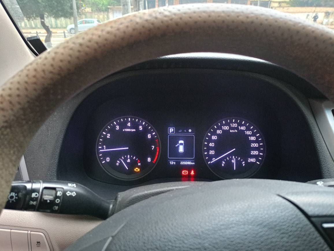 هۆندای تۆکسۆن 2016 سەیارەکە خاوینە گێر و مەکینەو کارەبایاتی بشەرت بێ تەقەو رەقە کەمێک قلەم کاری هەیە دوو  پارچەی سبوغە (یەک دەرگای پشتەوە لەگەڵ سندوقی ) واتا پێشی سەیارەکە کەپسە 220 هەزار رۆوشتووە شوێن هەولێر 
*********** (Whats up) أربيل, العراق
