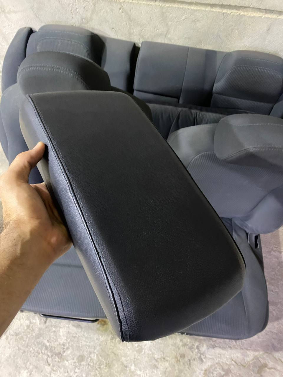 السلام عليكم 
للبيع كشنات مخمل أوباما جارجر 2010 نظافه 90% فقط كشن السايق بي فطر مثل ما موضح بالصور + تجوه  
ملاحظة كشن السايق بدون ضفيرة فقط تحكم 
السعر 150 
***********
