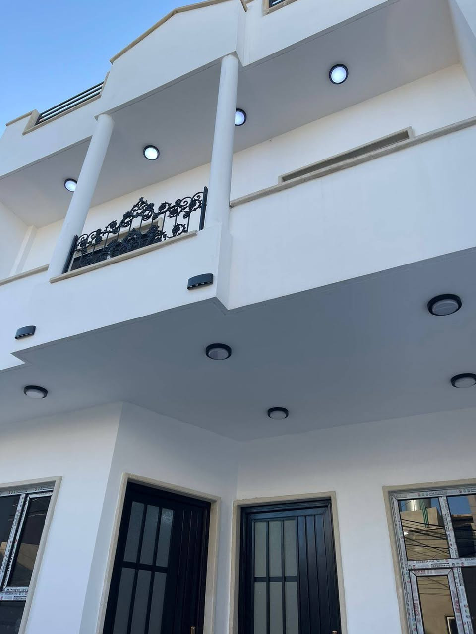 دار للبيع 🏠 

الموقع 📍 نهاية حي الصديق مزارع مؤيد العلاف  👉

بناء حديث زيرو تسليم فوري فارغ 🔑 

المساحة 145 متر ✔️.     الواجهة  7  ✳️

فرع صبة 🛣️ 

تفاصيل الدار. طابقين 4 غرف نوم 

الطابق الارضي مكون من/ غرفتين نوم/ هول مفتوح على الاستقبال/ مطبخ/ صحيات/ كراج ✨ 

الطابق الثاني مكون من/غرفتين نوم/ هول صحيات/سطح ناصي ❇️

كما هو موضح بل الصور 📸 

للاستفسار اكثر الاتصال على الارقام التالية 👇 

***********📱. ***********.📱. ***********📱

السماك لتجارة العقارات 👉 عنوان المكتب 📌 حي الصديق بعد مرطبات البحرين سائدين الصديق الرئيسية مقابل مدرسة تبارك الاهلية 👍
