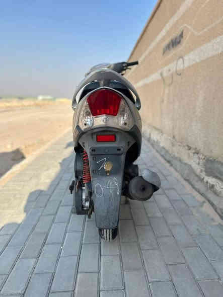 اسلام عليكم 
مكلف بل نشر 
درجه ماكس عدله حاويه صارله 10من نازله من لحاويه 
49بلاديه ما مفتوحه درجه ابد نضافه فلو لا تبخير لا تنقيص جاهزه درجه ختم واحد ويه لمكينه كهربائيّةشغاله من طول لطول  بس ولد محتاج يريد يبيعه 1100وبيه مجال قليل لمكان القرنه العلم  رقم راعيه ***********
