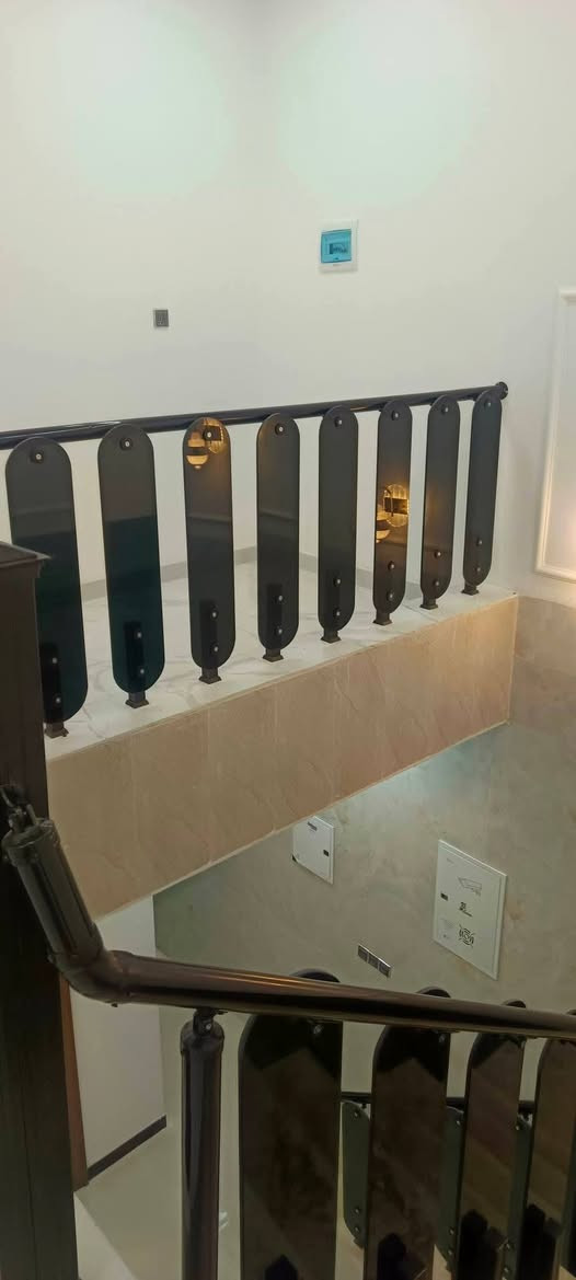 دار للبيع مساحه 100 مترحي الوفاء منطقه الاربعين الف شارع 10 طابقين غرف 3 صاله 2 مطبخ صحيات عدد ثلاثه استقبال مفتوح علا الصاله سقف جمس ارضيه مرمر سعر البيع 165 بي مجال اتصال بالمكتب اوخاص واتساب موجود ***********ابومنتظر
