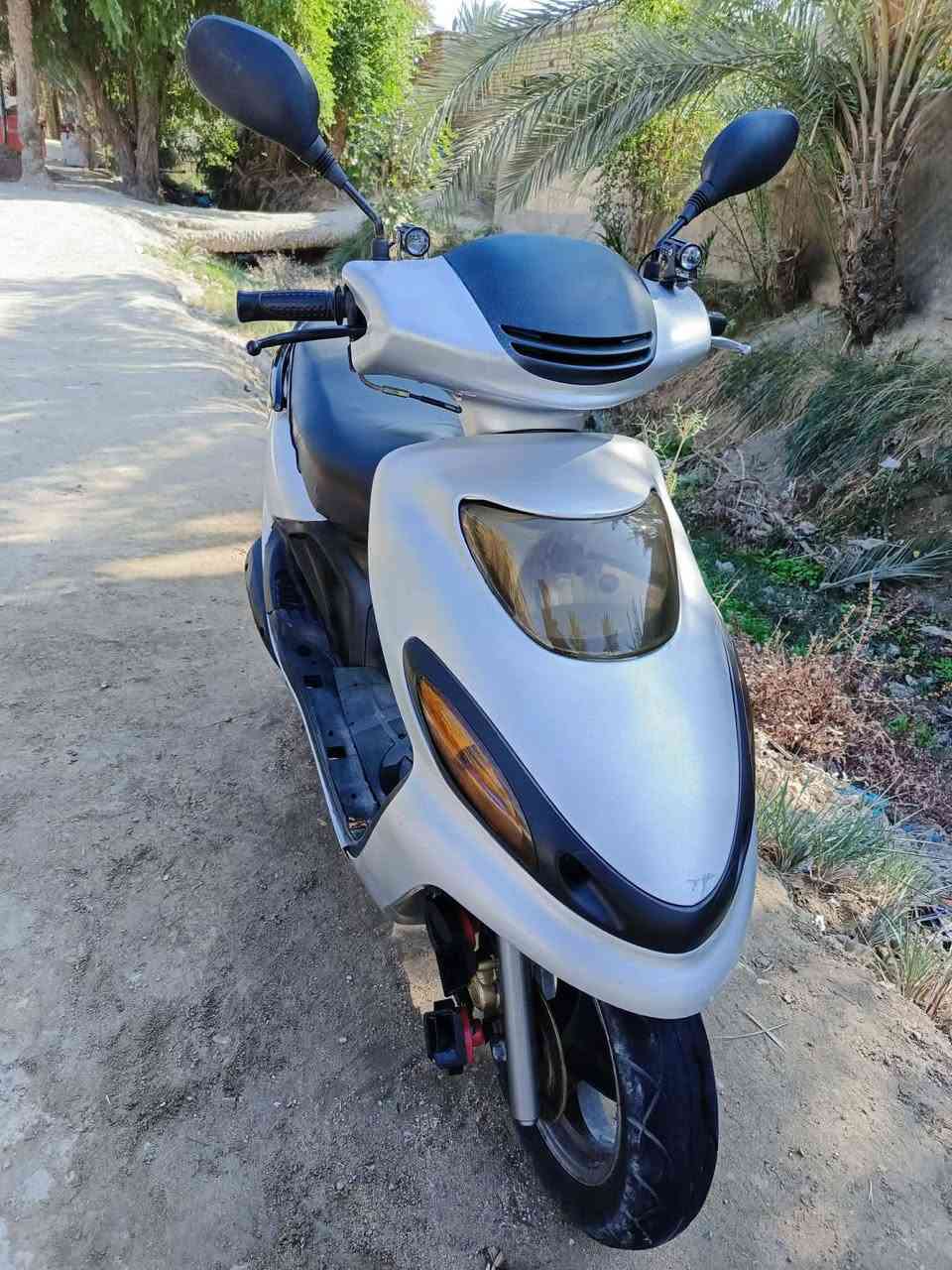 السلام عليكم
من رخصه الادمن المحترم 
دراجه دولفين للبيع فقط 
مكينه حاويه كفاله عامه من كلشي 
الدراجه كفاله عامه من كهربائيات سلف هندر 
باتري جديد تايرات جدد دبلات جدد كفراتهه نضيفه شوفة عينك اشاير يمنه يسره مرايات جدد عداد سرعه وبانزين جديد شي على شي الدراجه جديده مال جناي السعر 550 
مكاني ديوانيه شاميه طريق الصلاحيه 
للاستفسار اكثر اتصل *********** بي واتساب
