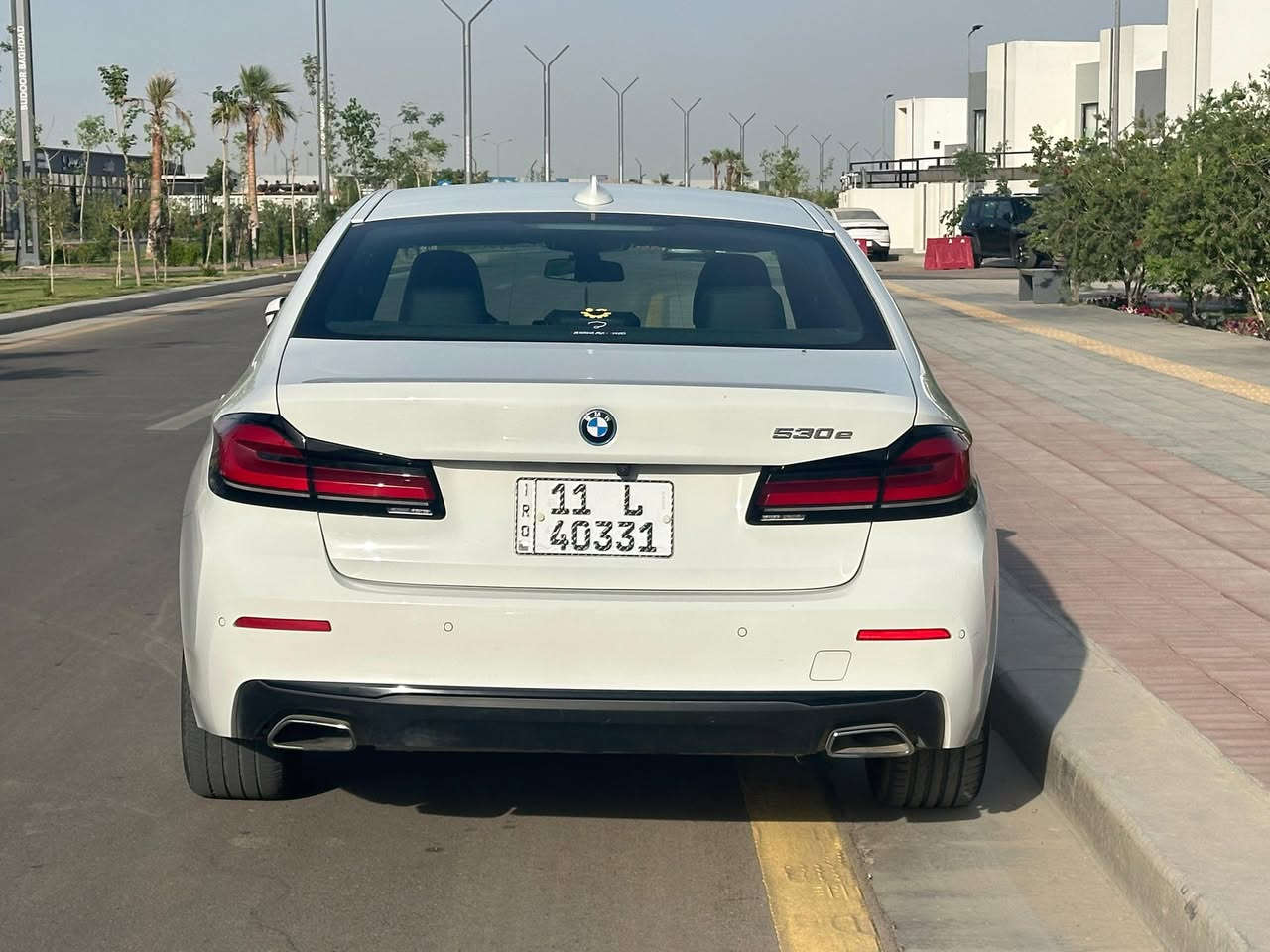 BMW 530e iPerformance (Plug-in Hybrid) موديل 2023 للبيع
السيارة غنية عن التعريف، قمة بالنظافة، الفخامة، والاقتصادية.

ماشية 

 53 ألف ميل فقط.

 المواصفات:

 المحرك: هجين (بنزين + كهرباء Plug-in) اقتصادي جداً وقوي بنفس الوقت.

 الداخلية: شاشات ديجيتال كاملة، نظام ماوس ونظام خرائط متطور، كراسي جلد كهرباء مع ذاكرة خزن.

 الأنظمة المساعدة: رادار أمامي وخلفي، حساسات 360 درجة، كاميرا، نظام تحديد مسار، وتنبيه تصادم.

 الإضاءة: لايتات LED ذكية (BMW LED).

 الراحة: فتحة سقف، بصمة تشغيل وأبواب، تبريد مركزي منفصل، تحكم ستيرن كامل.

الحادث 

  صبغ جاملغ خلفي  واحد فقط.

 باب السائق: بيه طخة بسيطة وتعدلت (بارد) بدون صبغ.

 باقي السيارة مكفولة من كل نواحي اللغد، الشاصي، والايرباغات (سليمة 100%).

السعر : 34500$ 🤍

التواصل : ‭0770 343 3337‬
