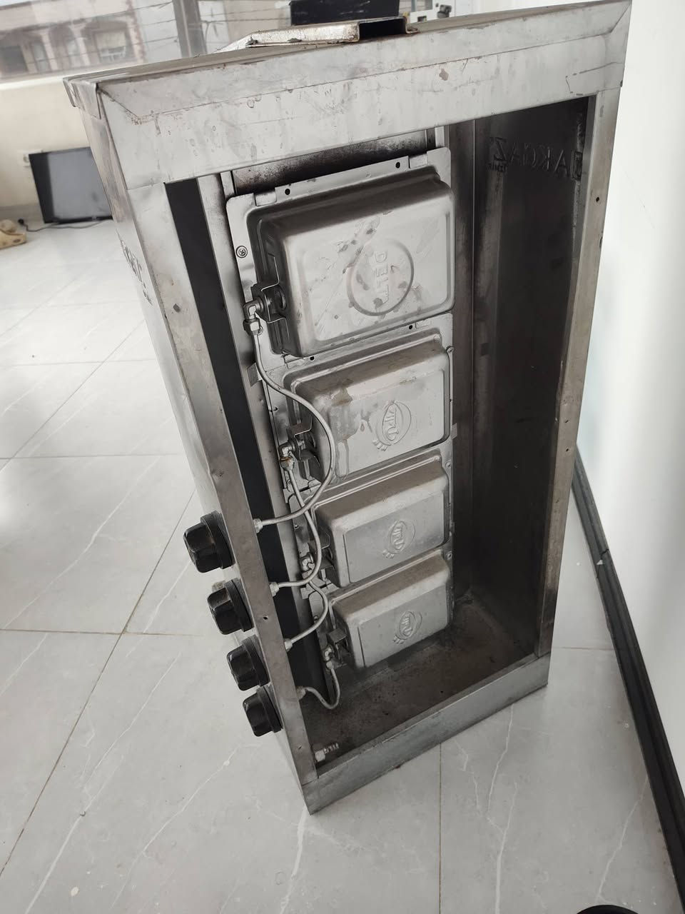 غراض مطعم بحالة جيدة مابيهن اي عيب جديدات
مكان حي النصر قرب الحصو والرمل 
للتواصل خاص او *********** واتساب
