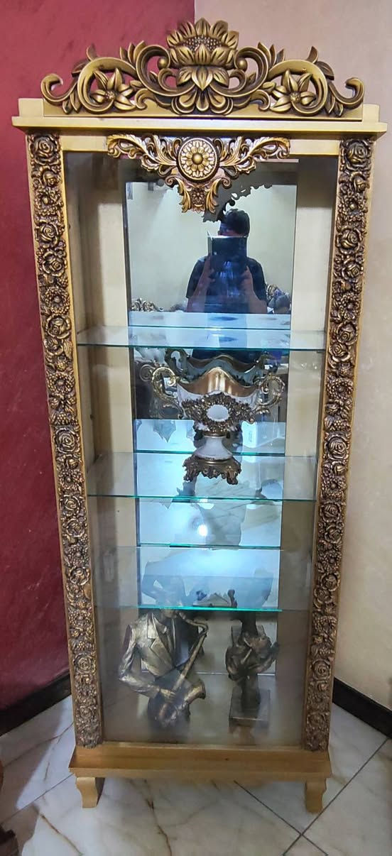 تخم 10 مقاعد عراقي  درجة اولى سعر ٥٠٠ الف مع فاترينة ١٠٠الف  وميز تلفزيون ٢٥الف 
موقع بغداد الشعب شارع الصحة
للتواصل رقم ***********
