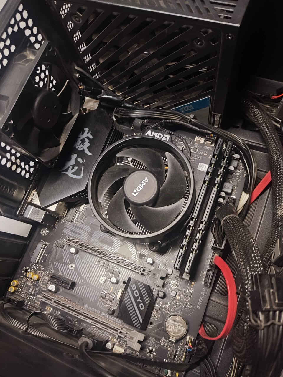 كيس حجم صغير Micro-ATX بيه بعض الاضرار (اشتريته على حالته وصلحته شويه) ابعاده 35x31x18 cm والواجهة مالته بلاستك (Acrylic) مع مراوح امامية Aigo

مذربورد: SOYO SY-YL B550M 

معالج: Ryzen 5 4650G مع كرت شاشة مدمج قوي يشغل العاب.

رامات: KLLISRE 8x2 (16GB) 3200mhz DDR4

بورسبلاي: AZZA PSAZ 550W 80+ BRONZE بيه منافذ 6+2 و 4+4 لكرت الشاشة

تخزين:Aigo 128GB SSD 

النظام: Windows 11 Pro

السعر 360 الف، بيها مجال بسيط على كد التوصيل او اذا تجي تستلمها مباشرة. 
مكاني كربلاء. توصيل موجود. كربلاء, العراق


**إذا كنت صاحب هذا الإعلان وتريد حذفه لأي سبب، رجاءا أرسل رسالة إلى الدعم الفني**