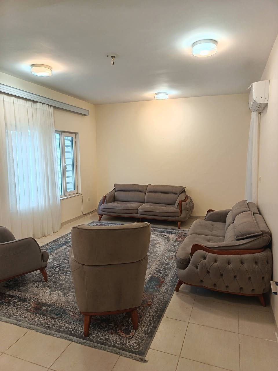 بيت للإيجار في أربيل مجمع أتلانتيك الأمريكي 
٢٠٠ متر طابقين 
٤ غرف نوم صالة أستقبال مطبخ صحيات حديقه و كراج 
للاستفسار
***********
***********
