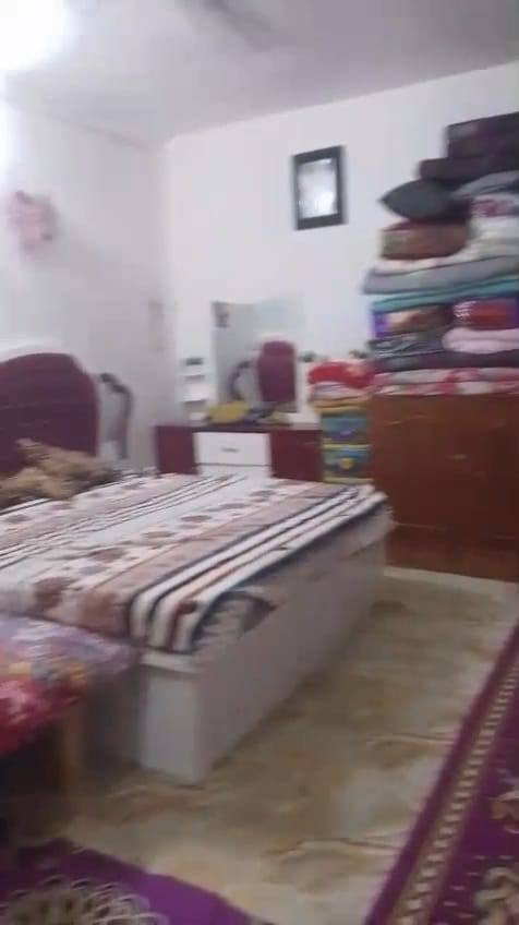 بيت للبيع  100 متر (5×20) طابو زراعي سند 25 حق تصرف مشمول بالتطويب ومرقم من البلدية شارع عريض وجيران درة 
اساسه كونكريت وسقف عگادة البناء بلوك درجة اولى 
يحتوي على غرفة 5×4.5 متر وصالة 3×5 متر وحمام ومنور ومطبخ 4.5×3 متر وتواليت خارجي وطارمة كبيرة 
المطبخ والحمام جدار ثانوي والبيت كله ارضية بورسلين وسقف ثانوي فقط الغرفة بدون سقف ثانوي
البيت بحالة جدا ممتازة والكهرباء والماء عمل درجة اولى خط مولدة و وطني 
المنطقة تخطيط هندسي موقعه قريب يحسب على الرضوية 1  قريب على شارع الحولي عمود ١٧ 
الشراي يتصل
 *********** النجف, العراق
