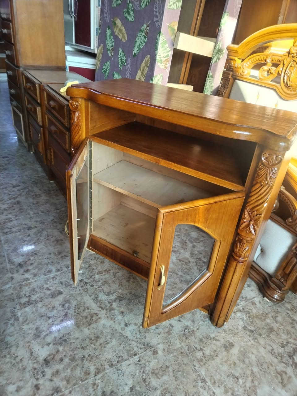 درجة اولى شغل ثقيل عرض ٩٥ سم ارتفاع ٩٥ سم عمق ٤٥ سم سعر ٨٥ الف *********** ***********
