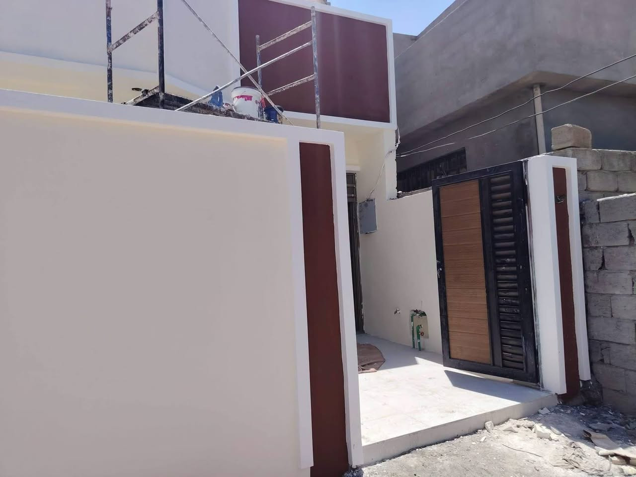 بيت للبيع طابو زراعي قرار ٢٥  المساحه الكليه  ١٠٥ متر بناء حديث كامل الخدمات المدائن خلف أسواق حساني 
يبعد عن السوك والإمام دقيقتين فقط 
للإستفسار أكثر   ***********
