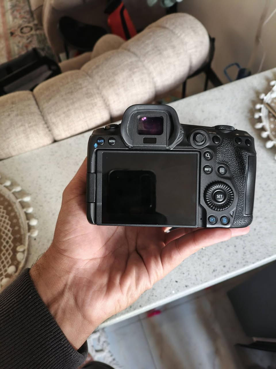 سلام عليكم شباب كامره كانون R5 نضافة الكامرة 100% 
مابيها اي شخط ولا زلغ بلاضافه الى بطاريات عدد 6 وشاحنات عدد 3
عدسة RF 24.105. فتحة ثابتة رنك احمر اخت الجديدة مستخدمة كم مره 

شباب الكامره من افضل الكامرات بالعالم تصور 8k و هوايه سوالف بيها

شباب سعر الكامرة البدي مليونين و 750 الف 
سعر العدسة مليون و 350 الف 
مكاني بغداد البياع 

رقمي ***********
