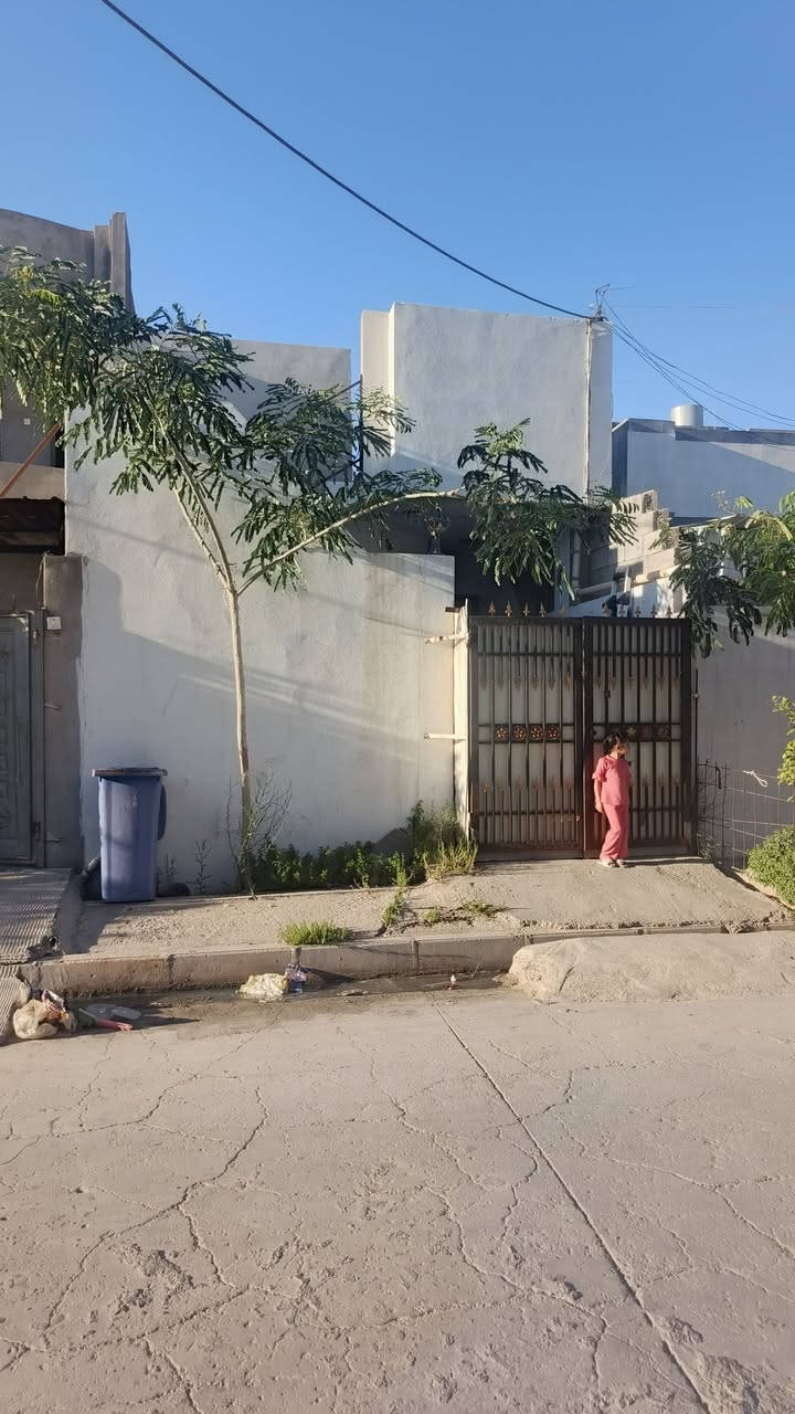سلام عليكم بيت 100متر للبيع يتكون غرفة نوم وصالة كبيرة وة مطبخ صغير وة ستقبال لبيت كامل سطح شتايكر  لبيت فول مناقصة صحيات كامل  شي سيراميك بياض سقف ثانوية كهربائية ممتازة جدا لسعر/70/مليون بي مجال هذة رقمي *********** مكاني كركوك شركة طارق /77/
