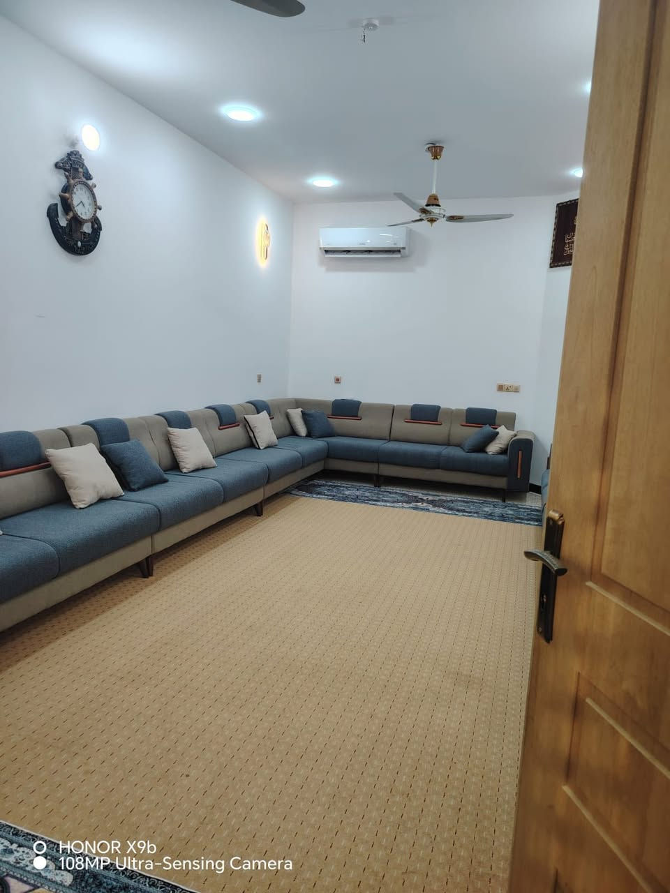 🏠 فرصة للبيع – بيت سكني مميز
📍 رقم القطعة: 911
📐 المساحة: 250 متر

📍 الموقع:
الحولي /قرب حلويات الشهد 
▪️ يقع على شارع عرض 15 متر
▪️ يبعد 40 متر فقط عن الشارع المؤدي للحولي

✨ تفاصيل البناء:
واجهة 10 متر /نزال 25 متر
▪️ استقبال: 4.25×8
▪️ هول: 3.80×5
▪️ مطبخ: 3.75×6
▪️ غرف نوم عدد (2): 4×5

🏢 الطابق الثاني:
▪️ غرفة نوم: 3.75×6
▪️ مجمع صحيات
▪️ مخزن

🚿 الخدمات:
▪️ مجمع صحيات متكامل داخلية 
▪️ صحيات خارجية

🏗️ المواصفات:
▪️ أرضية الطابق الأرضي درجة أولى
▪️ الطابق الأول كاشي قياس 50×50 (جلي موقع)
▪️ شغل درجة أولى بكافة مفاصل البناء
◾️يحتوي على حديقة خارجيه
🔴مطلوب إسكان : 40 مليون
للاستفسار الاتصال على الرقم / ***********
***********
