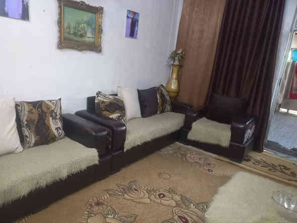 التخم عراقي تكمه جلد كلش نضيف ب300 وبي مجال بسيط الغرفه تكمه شغل نجار ب600 وبيه مجال بسيط الدوره ابودشير الشهداء ***********
