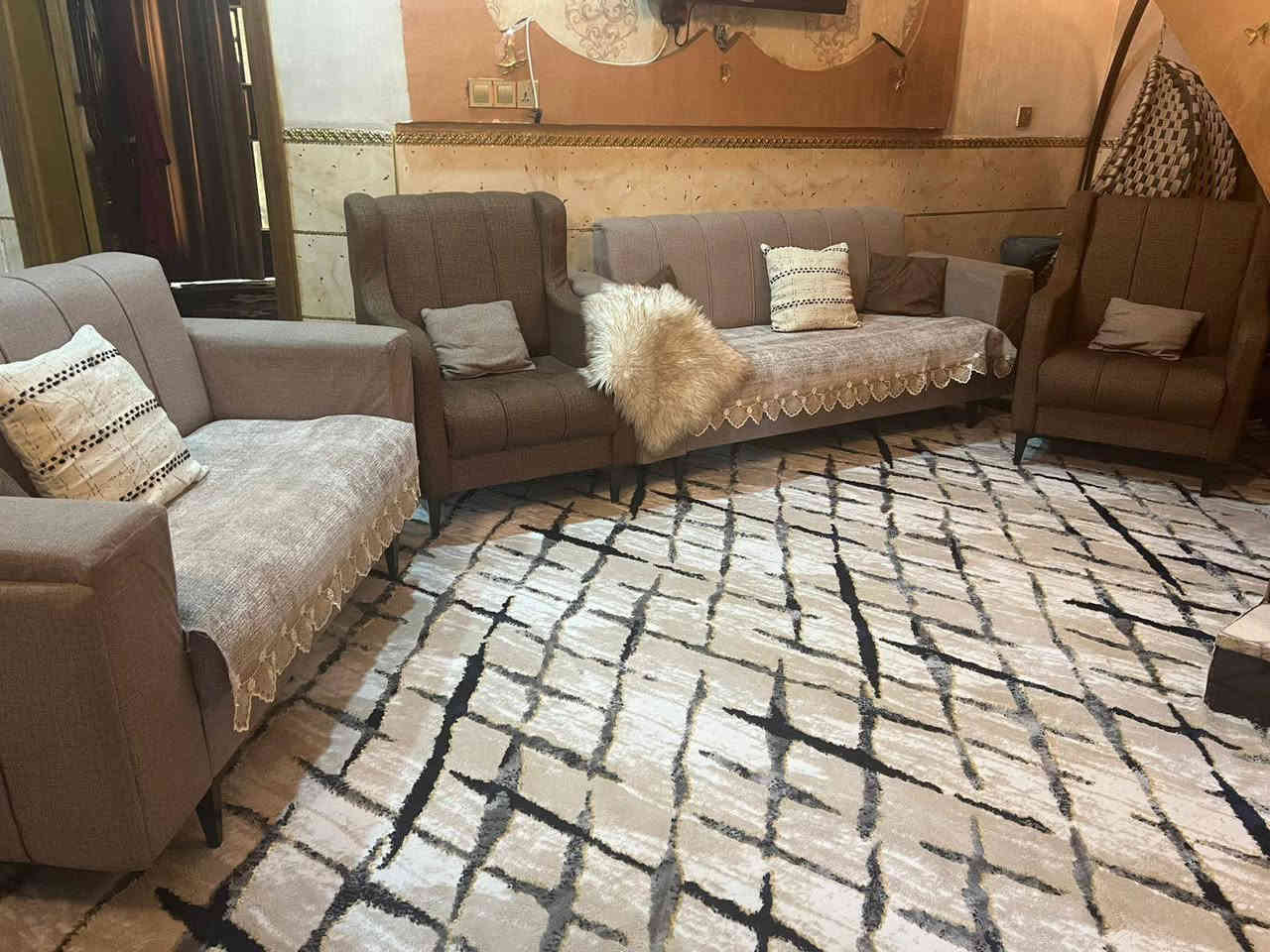 غراض بيت مستخدمه نضيفه اليحب يجي يشوف مكاني بابل القاسم حي علوش قرب سيد كريم الاستفسار ع هذا الرقم***********
