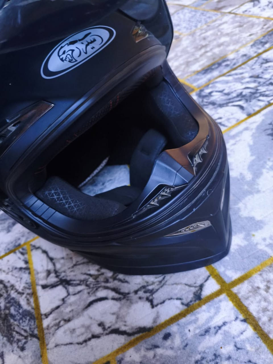 السلام عليكم خوذة اصليه لون مميز اسود طافي وحاصله على علامه DOT جامة مضلل 4 منافذ تنفيس السعر 55 مكاني بغداد الامين الثانيه اذا قريب عليه اني اجيبها الك توصيل مجاني 
***********
