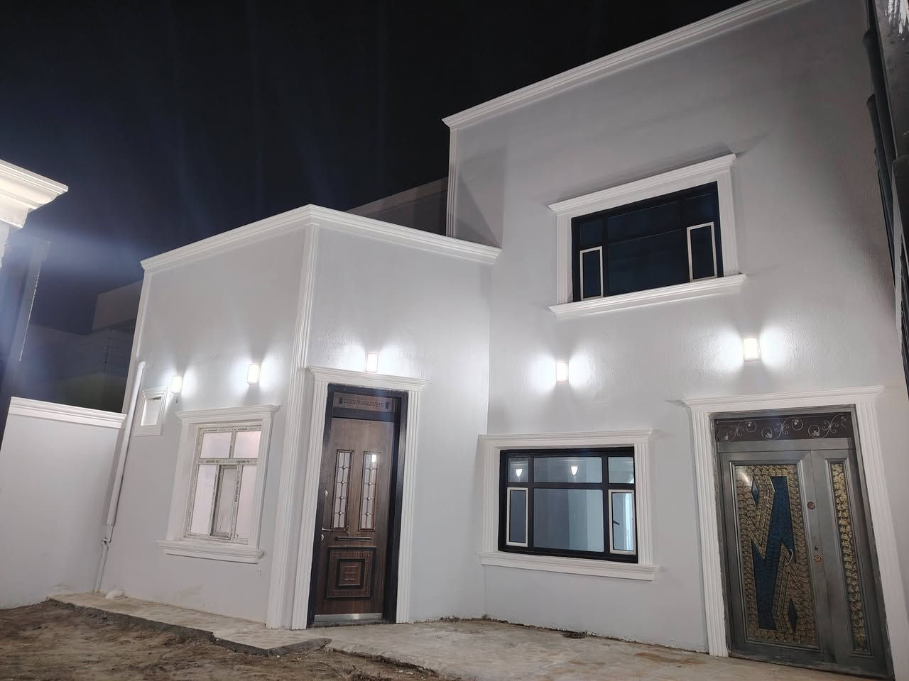 بيت للبيع 200 متر في قرية الغدير 1 غرف عدد 5 استقبال +صالة + سقوف ثانوية مع جبس. ابوب قاصة. واجهة فوم. كراج كاشي. سياج عالي. درج مرمر مع محجر المنيوم مكتب سيد حسين زيني مقابل مول بازار سنتر  واتساب ***********
