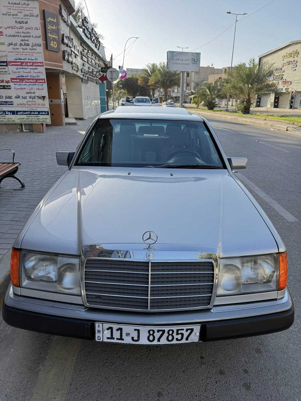 السلام عليكم 
مرسيدس دب موديل 1988
مصبوغه عام جماليه بدون حادث ( بدي جديد جداً بدون خياس بدون سمكرة )
سلايد روف جام 4 كهرباء 
السياره جاهزة وبدون نقص 
السعر 8500$ يعني 85 ورقة وبيه مجال بسيط 
مكان السيارة بغداد الاعظمية شارع المغرب 
للتواصل *********** خالد الجبوري

