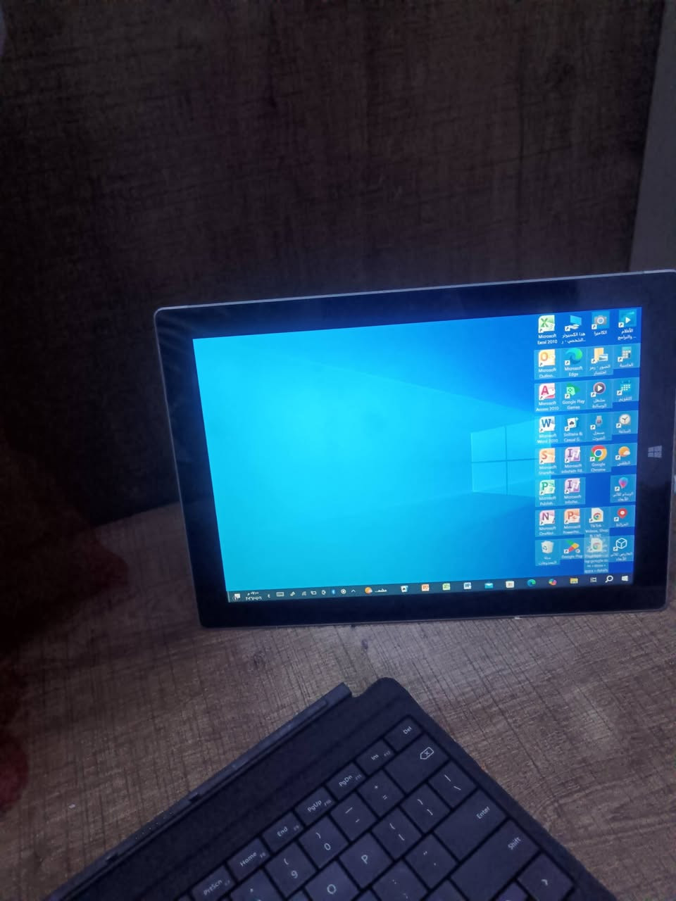 لابتوب surfece
الرام 8
الذاكره 256
يوجد فيه مكان سيم كرت 
هوه لابتوب وهوه ايباد نفس الوقت 
يكون لمس 
واتساب *********** 
العنوان بغداد السيديه شارع العلوه
السعر 200
