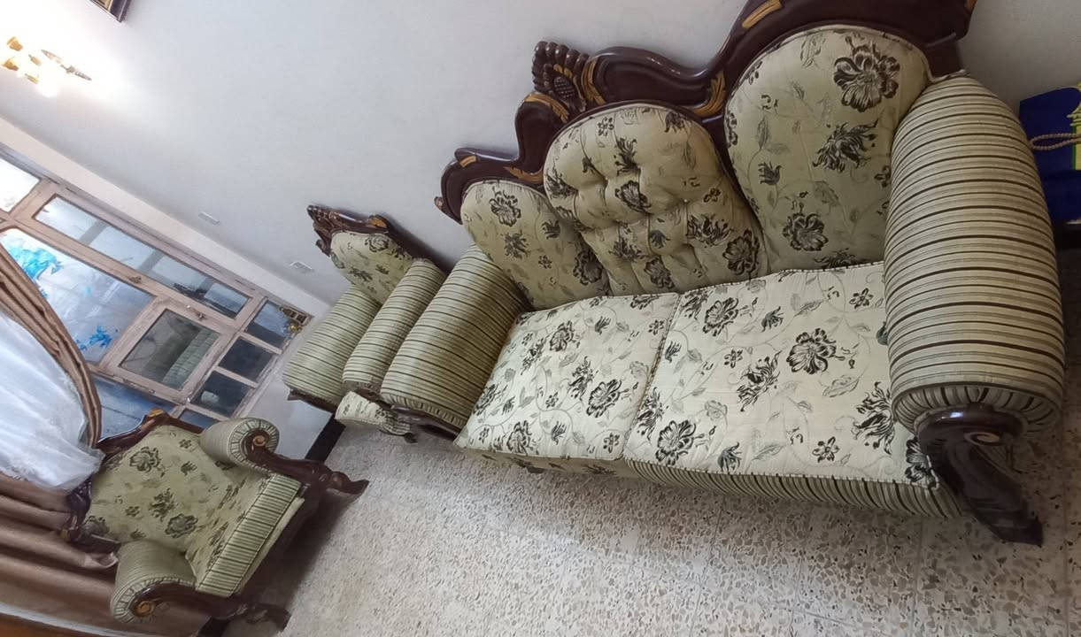 السلام عليكم عندي تخم للبيع ملكي تركي اربع كراسي واثنين قنفات للإستفسار الاتصال ***********
