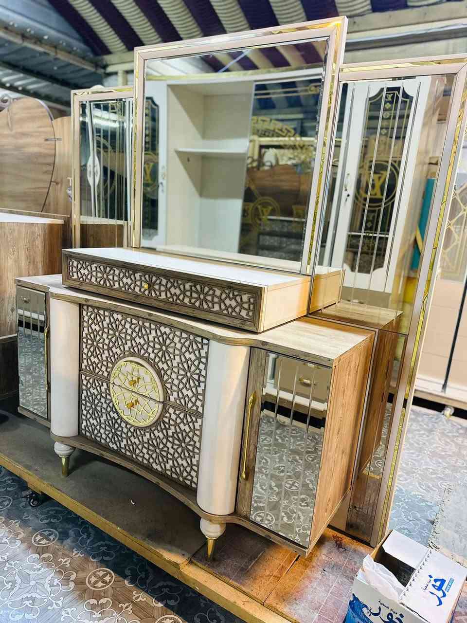 بيع غرفه نوم العنوان الحبيبيه مدينه الصدر سعر 900 وبيها مجال رقم الهاتف ***********
