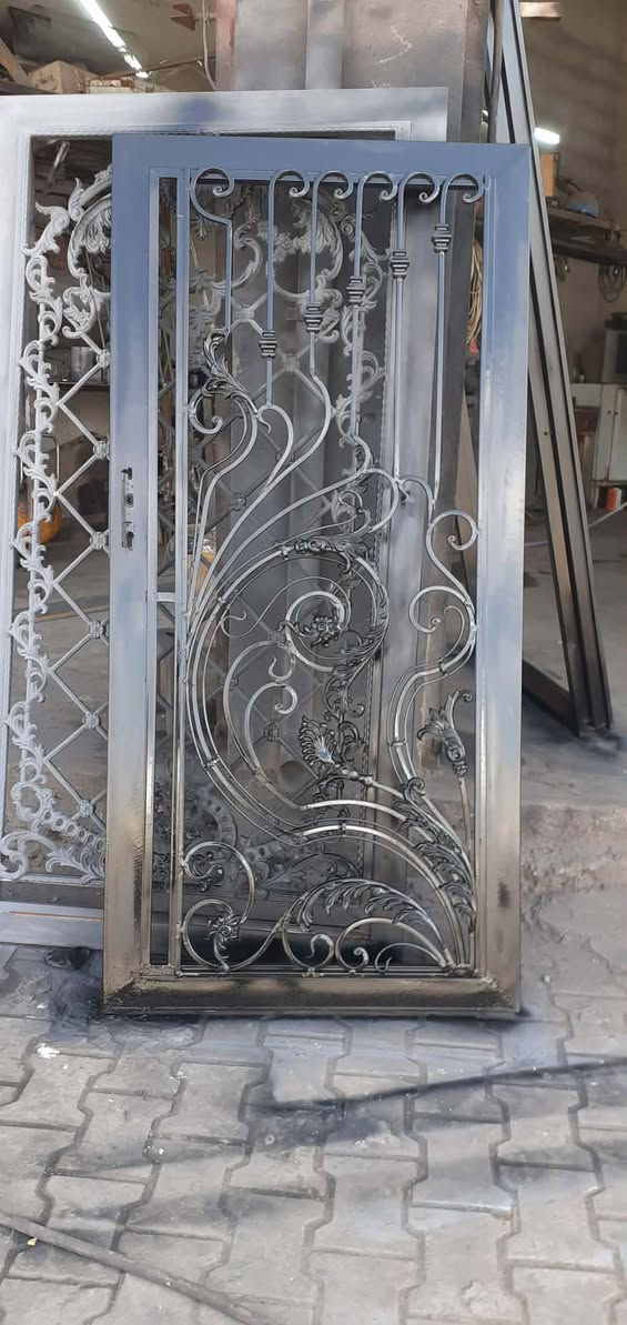 بۆ دروست کردنی هەموو جۆرە دەرگاو پەنجەرەیەک و کاری ئاسنگەری بە نرخێکی گونجاو***********
