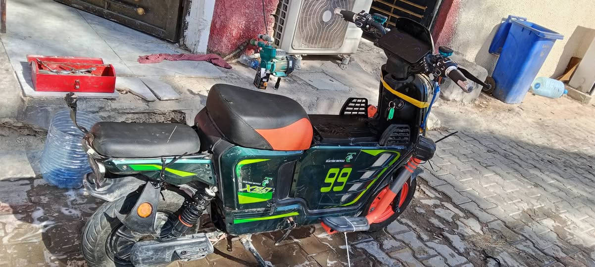 سلام عليكم دراجه شحن نوع X900ام  الصندوك مواصفاتها خمس بطاريات وضعيه جيده اربع نمر مثبت سرعه نضام Rرجوع للخلف ونضام Pرجوع للخلف هورن اضويه كلها شغاله سماعات دي جي اثنين بيها البريكات قويه شاشه شغاله بس الكفر الامامي مكسور تبديله بلزايد 15 دراجه كلشي مابيها مصالي شهرين من مشتريها المبلغ المطلوب 425وبيها مجال وحطك على راسي المكان بغداد الاعضميه قرب المقبره الملكيه


**إذا كنت صاحب هذا الإعلان وتريد حذفه لأي سبب، رجاءا أرسل رسالة إلى الدعم الفني**