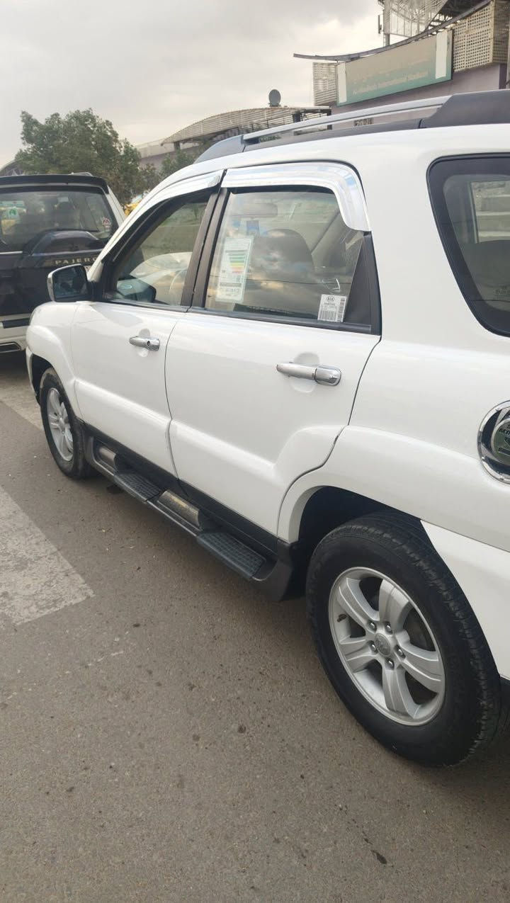 السلام عليكم سياره سبورتي 2010 ماشيه 88 الرقم بغداد الثانويه باسمي سياره كفاله عامه مكاني بغداد السعر رقم الهاتف ***********
