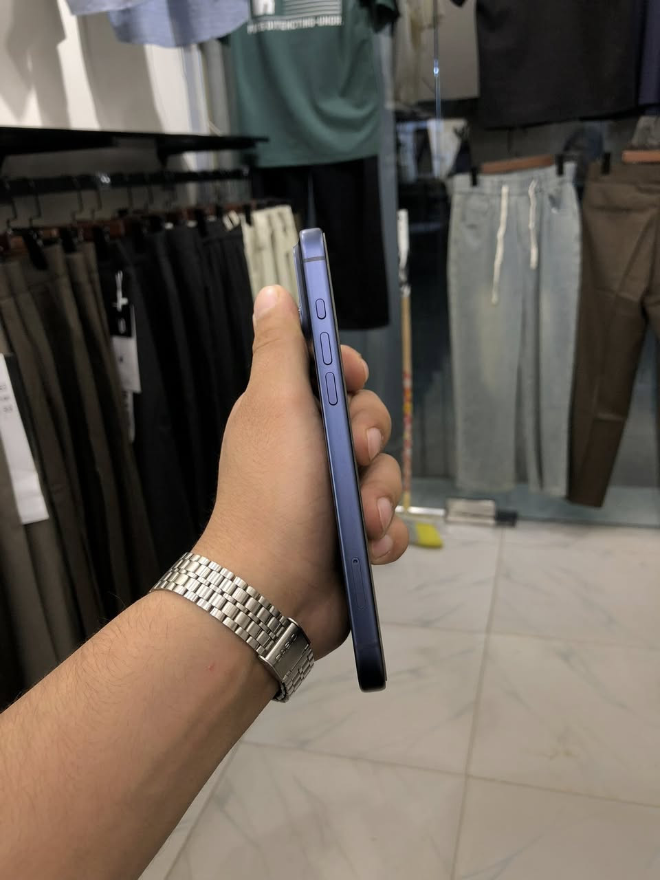 سلام عليكم
17 برو ماكس 
نيلي تك شريحه
ذاكره 256
بطاريه98‎%‎
نظافه100‎%‎
للاستفسار:***********
