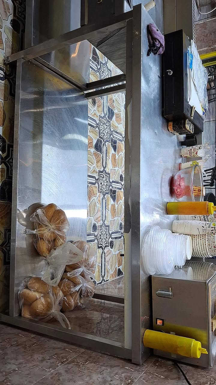 سلام عليكم
موجود مطعم للبيع
في ميسان ركن عبجيه 
موجود غراض غربي وفلافل كامله 
تريد بس الغراض 
تريد المطعم والغراض 
هاذ رقم الولد 
***********

