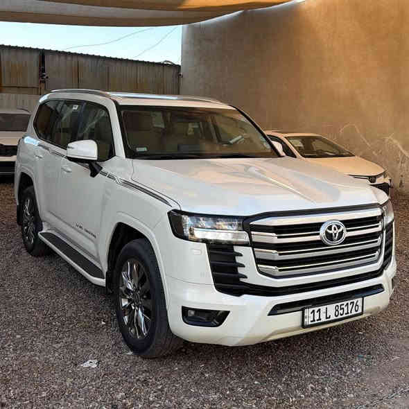 السلام عليكم للبيع او المراوس 

لاندكروز 2023 تون توربو ضمان شركة ساز 

العداد 54 الف كم

المواصفات فول 1/1

فتحة سقف

 حساسات 360

داخل جلد كريمي 

7 راكب 

شاشة vx

فور ويل 

ويل كب كروم

شاشات خلفية اصلية

هيد فونات 

هوك سحب خلفي 

محرك 3500 تون توربو 

وباقي المواصفات المعروفة

رقم بغداد وبأسمي تحويل ثاني يوم

السعر 685$ وبي مجال للجاد بالشراء

مكان السيارة بغداد 

*********** بغداد
