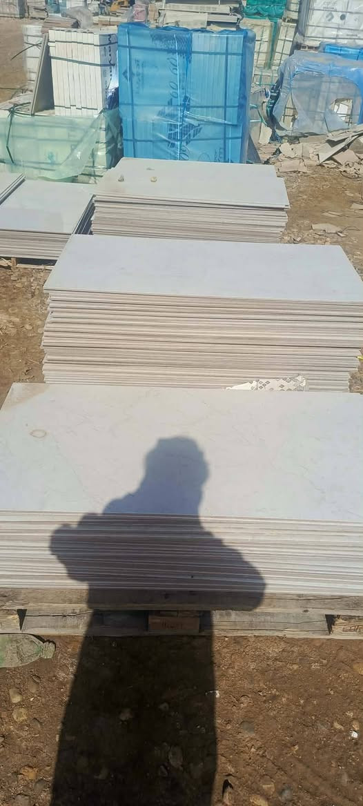 #للبيع
متوفر لوح  بورسلين 120في 60 بسعر مناسب سعر المتر 6000 

استفسار ***********
