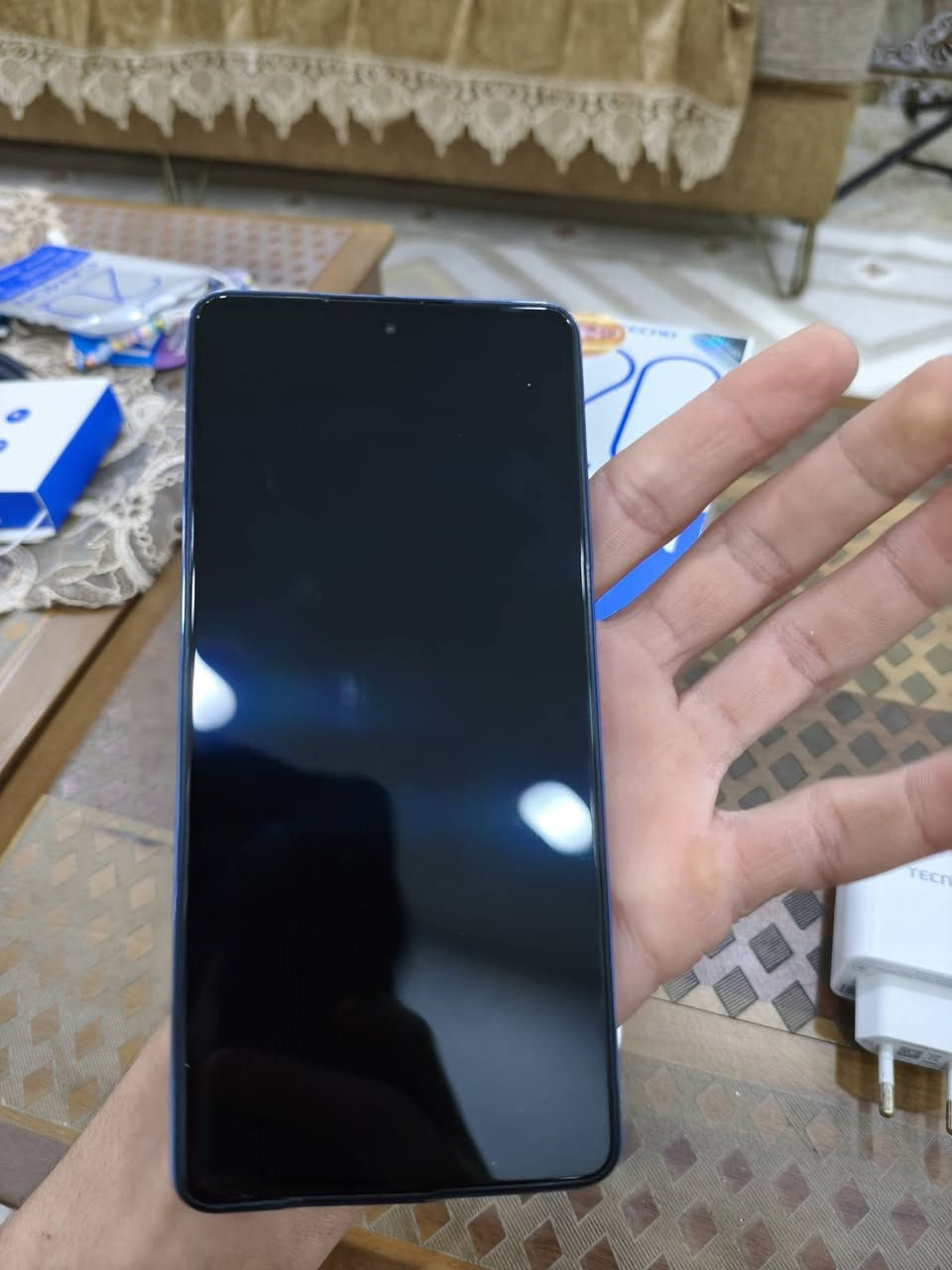 📱 للبيع: تكنو CAMON 20 Pro 5G
هاتف نضيف  النظافه 95٪ الجهاز ما مفتوح و شخط ما بيه 
المواصفات:
• شاشة AMOLED بحجم 6.67 إنش بدقة +FHD وتردد 120Hz.
• معالج MediaTek Dimensity 8050 القوي.
• ذاكرة 8GB RAM (مع إمكانية التوسعة الافتراضية) + 256GB تخزين.
• كاميرا خلفية 64MP مع تصوير عالي الجودة.
• كاميرا أمامية 32MP لصور سيلفي واضحة.
• بطارية 5000mAh تدوم طوال اليوم.
• شحن سريع 33W.
• يدعم شبكات 5G.
• بصمة مدمجة داخل الشاشة + سماعات ستيريو + NFC.

المميزات:
✅ أداء قوي للألعاب والتطبيقات.
✅ شاشة AMOLED بألوان رائعة وسلاسة 120Hz.
✅ كاميرات ممتازة للصور والفيديو.
✅ بطارية قوية مع شحن سريع.
✅ مساحة تخزين كبيرة 256GB.
✅الضهر جلد 

السعر ١٥٠ الف قفل مكاني ميسان العمارة حي الصحفين مقابل المستشفى البناني للتواصل واتساب ***********
