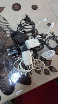 للبيع  5 بلكات شاحن مع 6 كيبل شاحن بمختلف الاحجام والاطوال  السعر  5 ا...