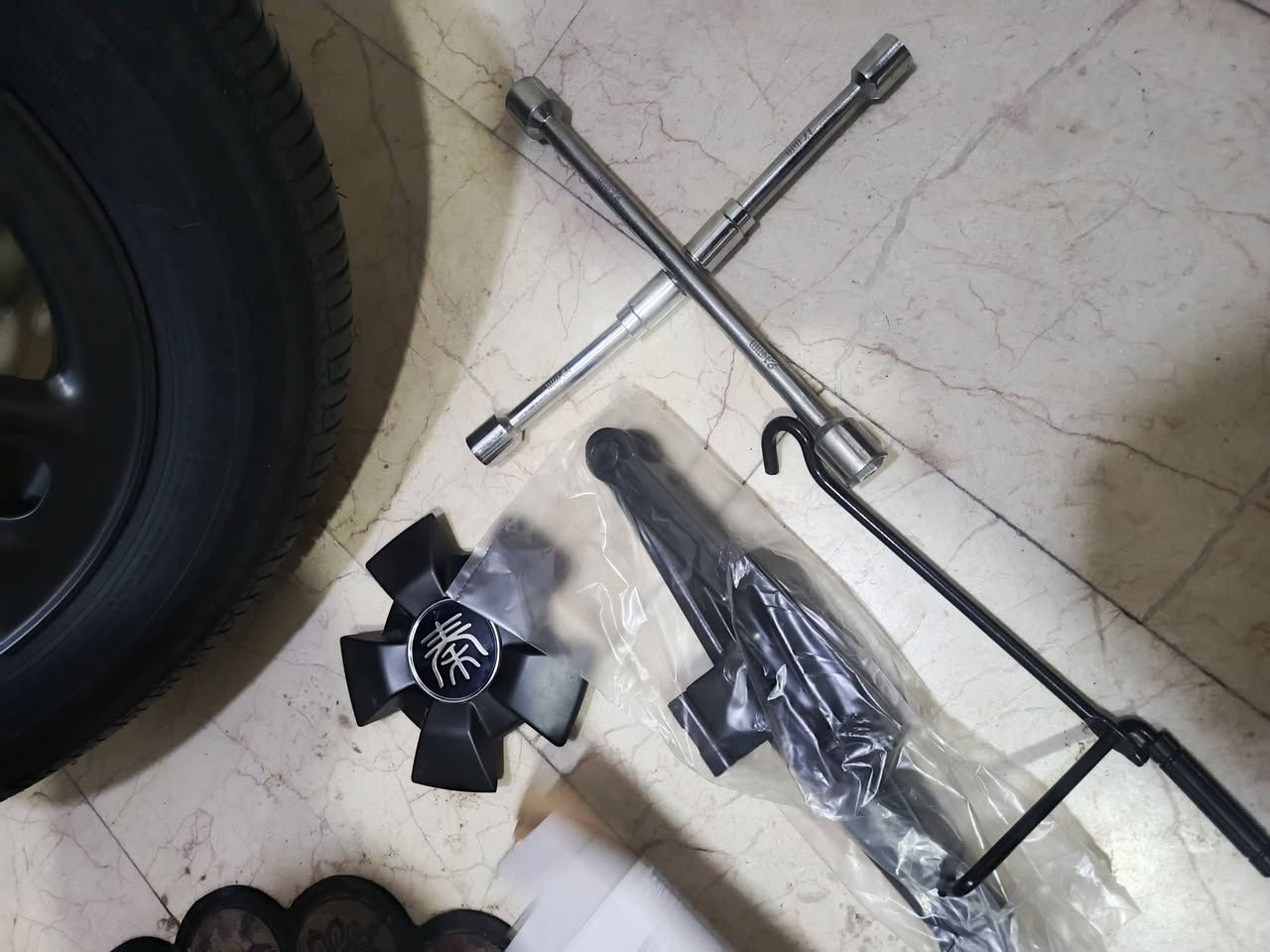 سلام عليكم ويل وتاير جديد مامستعمل مع ويل سبانه و جك كامل سعر 125 الف مكان الكراده 
*********** يرهم جميع انواع بي واي دي الجديده الكين بلس وسيل فايف وديسترويال والكين ايل وكل بي واي دي
