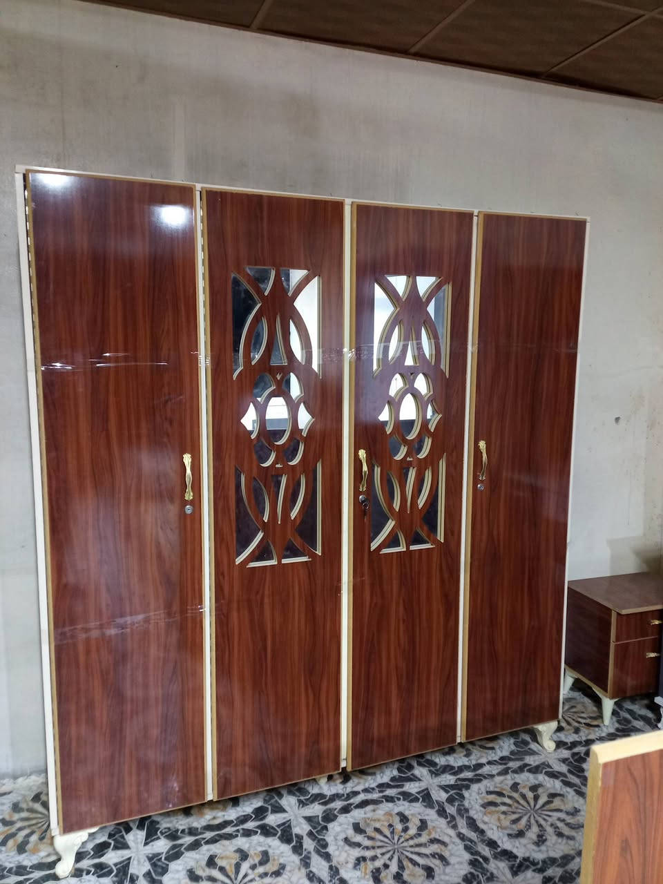 غرفه نوم تركي 6قطع تفصال حطاطه مو شوكي مستخدم اي عيب مابيها السعر 375 بيها مجال الشراي يجي خاص مو شراي لاتعامل العنوان كركوك حي العروبه قرب جامع الامام علي ***********
