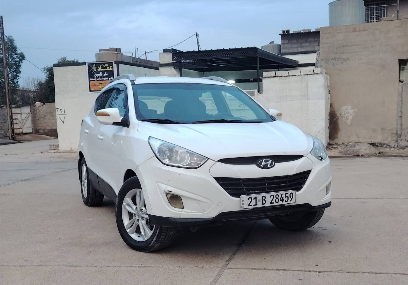 توكسان 2013 رقم شمالي
سنويه ورقم وزنكه ومنكه كله جديد
كير محرك تبريد تدفئه كله بالشرط
سياره مناقصها اي شي
*********** 
دفتر بانزين بيها 
السياره واكعه عليها قمريه وصاير صبغ ومعجون بالقماره
هي كم قطعه صبغ اني ابيعك صبغ عام بس السياره كلش حلوه وجاهزه
ترايها يخبل مكان السياره كركوك
السعر ١١٥ وبي مجال بسيط
