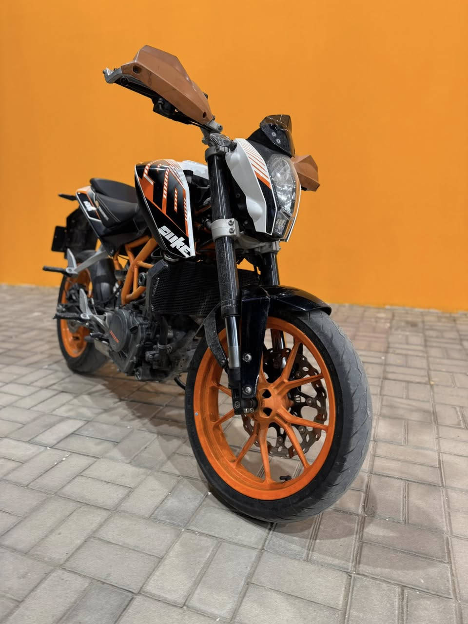 السلام عليكم دراجه ktm دوك 390 وارد يابان منزله قبل شهرين من بيت طارش دخول جديد ورقه مزاد ومكاتبه باسمي بدون رقم فول مواصفات محرك 400 cc تبريد راديتر بريكات Abs مانع انزلاق امامي خلفي شاشه الكتروني بيها Gps ومخارج شحن من الخارج 6 كير تايرات جلاتين مال وكاله بالكارتون زيرو دراجه كلها على وضع الوكاله مملعوب بيها شي شلعه ومعدل صاروخ كفاله عامه من كل شي العنوان بغداد حي القاهره ***********
الدراجه مشتريها 2500$ ورقه 
ابيع 17 ورقه
