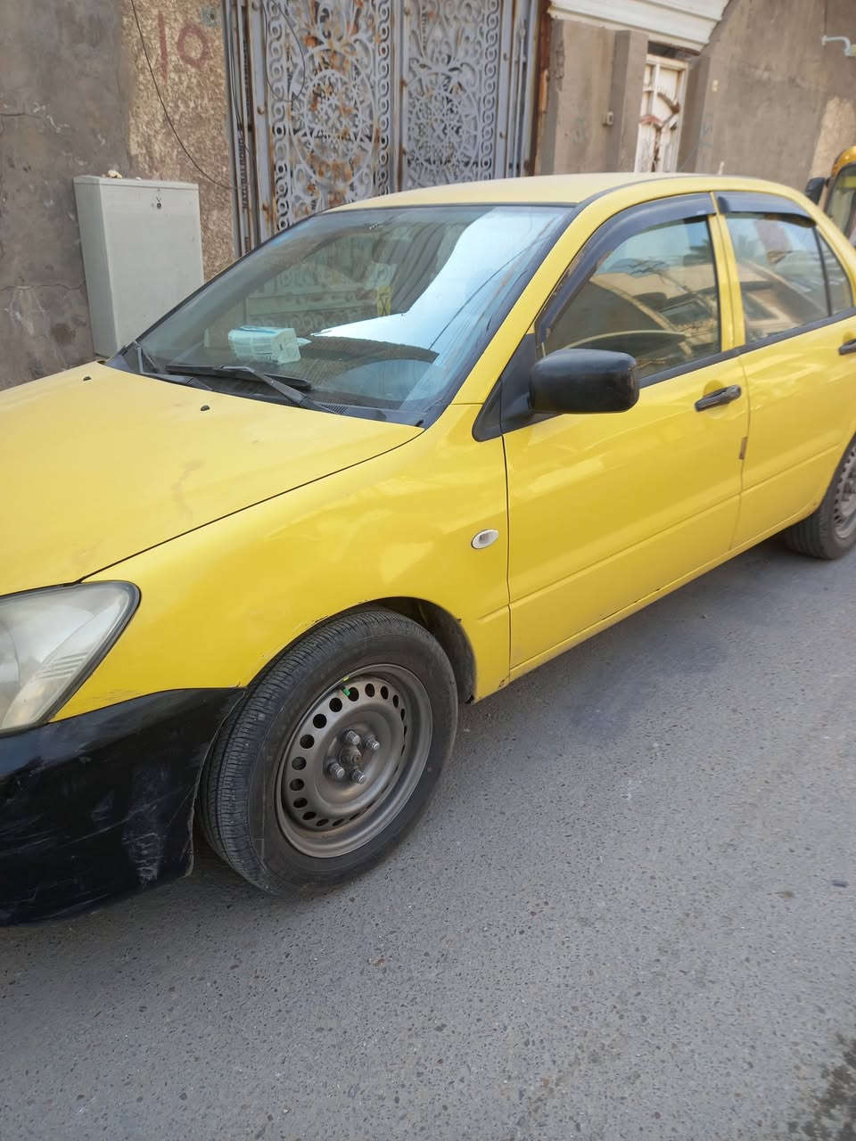 السلام عليكم لانسر بومه ٢٠١٠ رقم بغداد انكليزي مكينه ٢٠٠٠ تنقص كير خير من الله حداده جديده بيه ضربه باالجاملغ الخلفي الي من جهت السايق وبابين الي عكس السايق مصبوغات السياره باأسمي تايرات جدد باتري جديد تبريد ثلج  وتدفئه خير من الله السعر ٦٨ ورقه وبيه مجال اتصل وباالخدمه *********** او ***********
