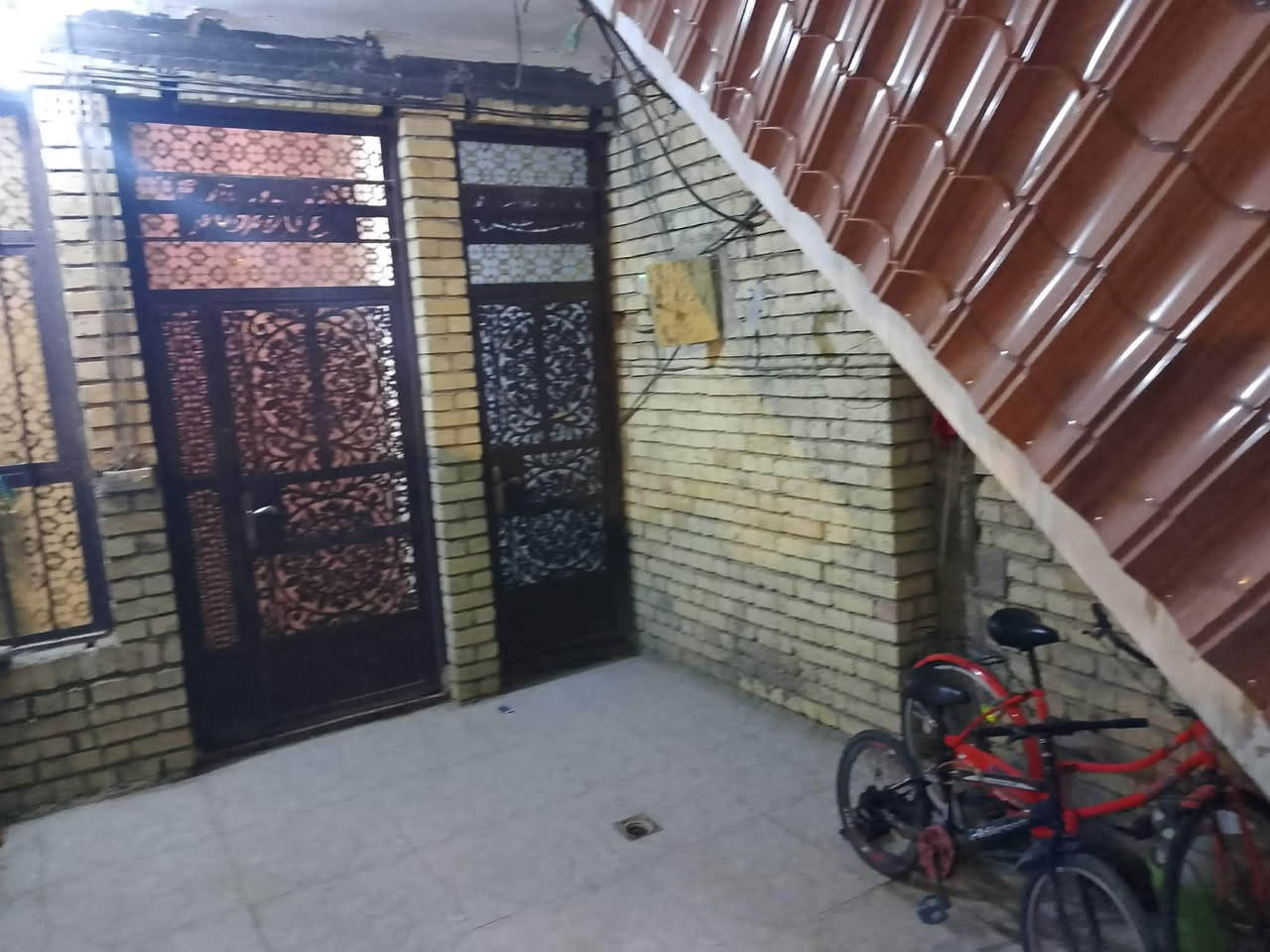 سلام عليكم بيت للبيع مساحته 100متر سند زراعي بناء حديث بيت طابقين الطابق الثاني يحتوي على غرفه و صاله وخدمات معزول عن البيت العنوان بغداد الشعب الاستفسار ***********
