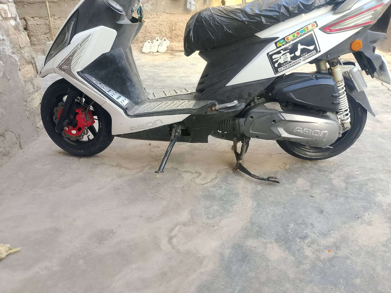 السلام وعليكم شباب دراجه للبيع نوع الدراجه ايون سرعت الدراجه 140 الدراجه كفاله عامه كشر ومكينه بيهة كسر بسيط بتريشه اليسره المكينه حته تفيلس مافيلسه شرط ختم واحد ايون مامبدل بيهة برغي المكينه اذا ممدود عليهة سبابنه تاخذهة بلا بيهة مكان كيبل مال شحن بلادي وهوايه مواصفات كلشي شغال بيهة سعر الدراجه 650 وبيهة مجال الموشراي ليتعبني مكان الدراجه ديالئ  للستفسار ***********
