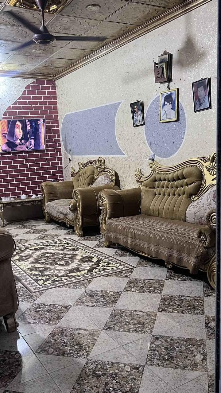 السلام عليكم بيت للبيع في بعقوبة الرحمة شارع الصحفية بضهر جامع صهيب الرومي مساحة ١٢٠ طابو  البيت متكون من ستقبال غرفة نوم وصالة ومطبخ  صحيات الطابق الاول والثاني كذالك بس بناء بعدة مكامل بس نفس بناء الجوة البيت سيراميك كامل بس الحوش لا السعر ٩٠ وبي مجال للاتصال الرقم ***********
