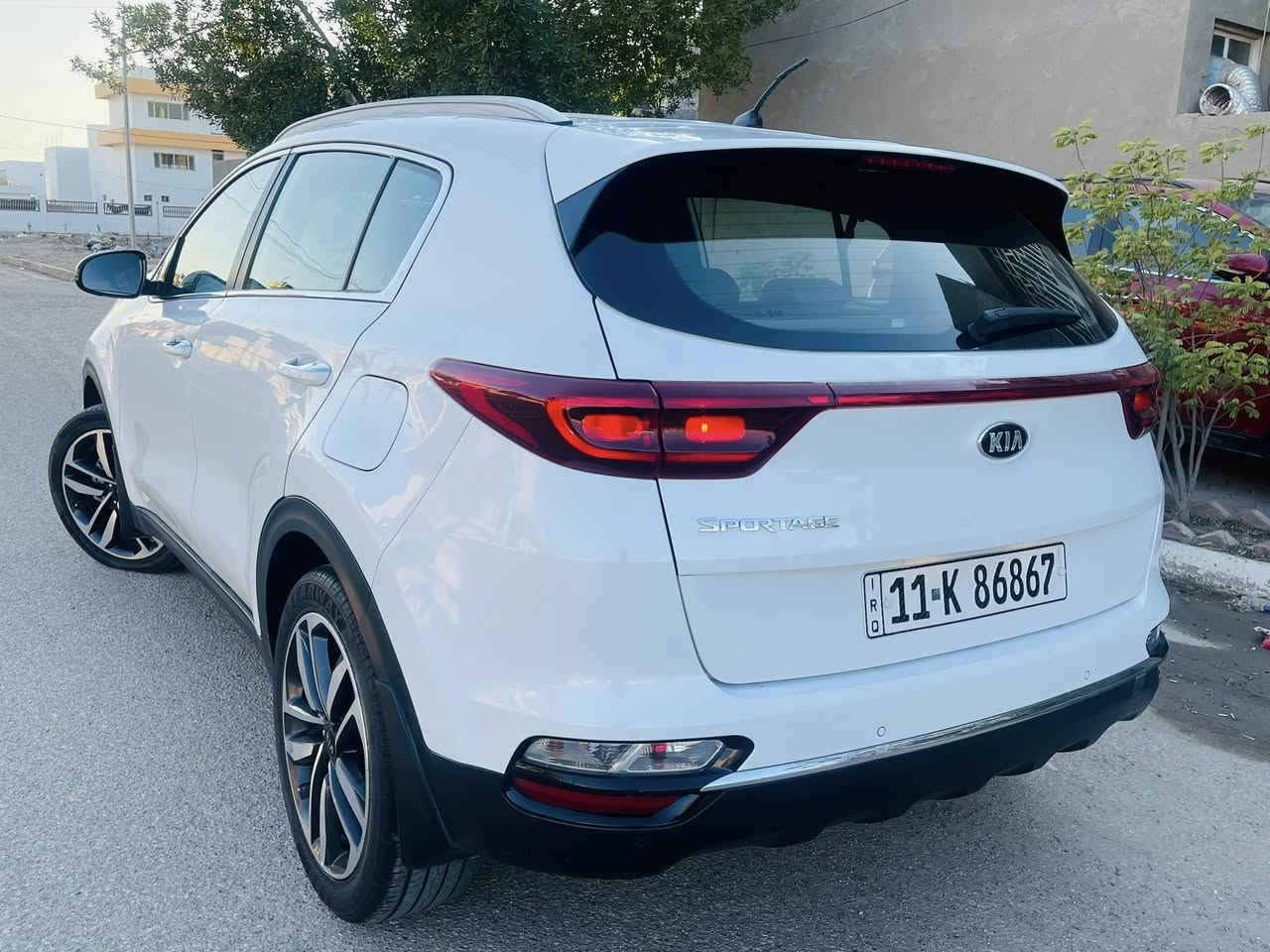 السلام عليكم 
—————————-
سبورتج 2019 خليجي 
رقم بغداد بسمي 
———————————————
مواصفات عادية 
سياره جديده ماشية ٧٥ الف كم مكينه كير وصدر بوضع الشركة 
بية بارد بسيط بالباب الخلفي + تكحيل 
————————————————————————-
السعر :- 185 بية مجال جدا بسيط 
مكانه :- بغداد 
***********
