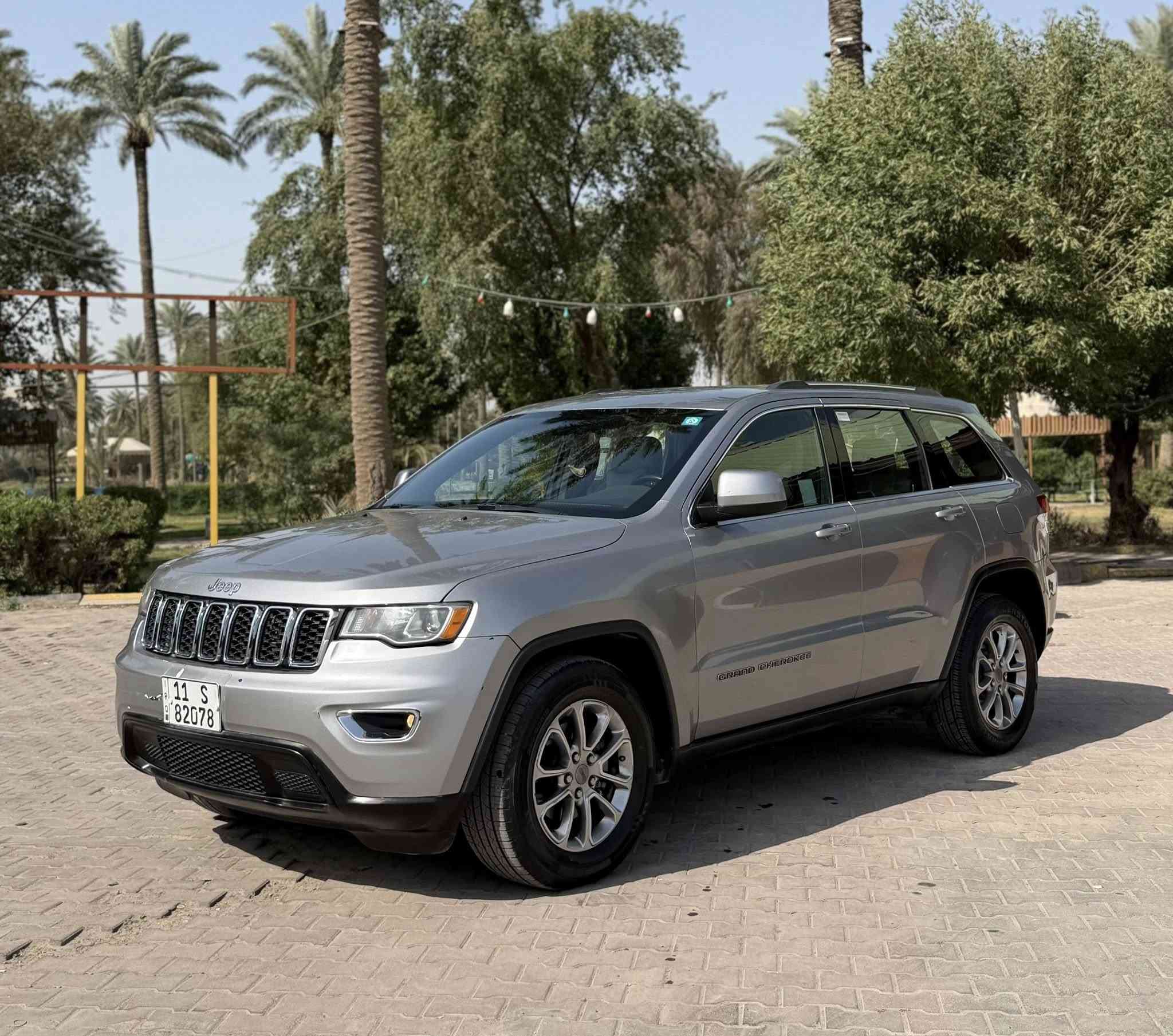 السلام عليكم
جيب (لاريدو )
موديل : 2020
ماشية : 55 الف 
المواصفات 
بصمه 
تشغيل عن بعد
كشنات كهرباء 
كشنات جلد 
شاشة 
كاميرا 
تحكم ستيرن جهتين 
كروز سرعة 
نظام سبورت 
نظام ايكو 
نظام اطفاء 
نظام توقف عند الاقتراب 
حساسات خلفية 
صاجات 
ويل كب كروم 
بلوجكتور 
قطعتين تبريد 
(رقم بغداد الجديد مشروع وطني بأسمي ) 
الحادث جاملغ + بنيد + باب 
( السونار مرفق + صور الحادث ) 
السيارة جاهزه من كلشي بدون اي نقص . 
السعر : 188 وبيها مجال بسيط 
العنوان : بغداد الكاظمية قرب مرور الكاظمية معارض جكوك معرض الرحمن 
للاستفسار 
عبدالرحمن 
 ***********
 ***********
